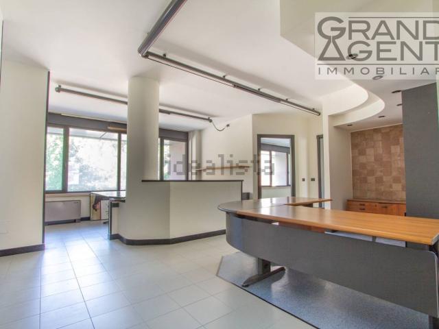 Ufficio in vendita di 590 m² in Via Adriano Cristofoli, 40