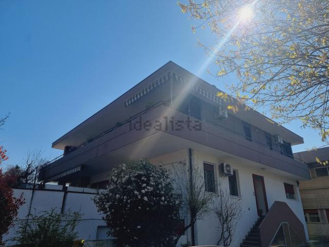 Ufficio in vendita di 590 m² in Via dell&apos Incisore, 19
