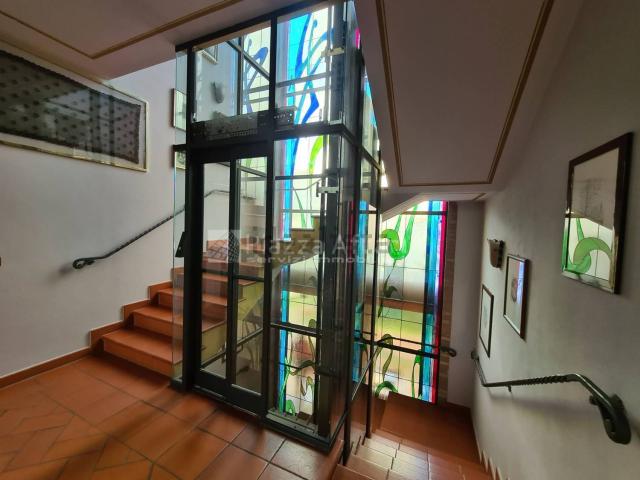 Ufficio in vendita di 615 m² in Via Adua, 8