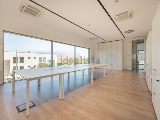 Ufficio in vendita di 65 m² in Via Arzerini