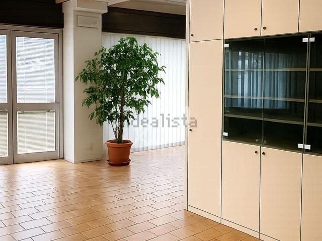 Ufficio in vendita di 695 m² in Via Tricesimo, 101