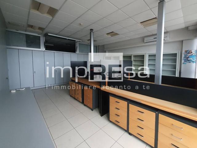 Ufficio in vendita di 700 m²