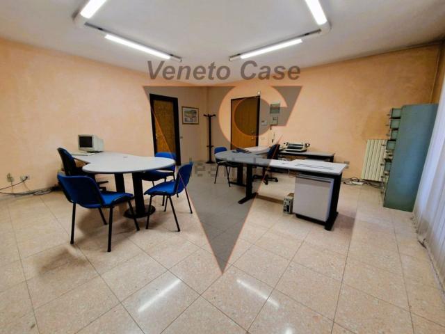Ufficio in vendita di 70 m² in Via dello Stadio, 2