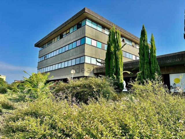 Ufficio in vendita di 70 m² in Via Edilio Raggio