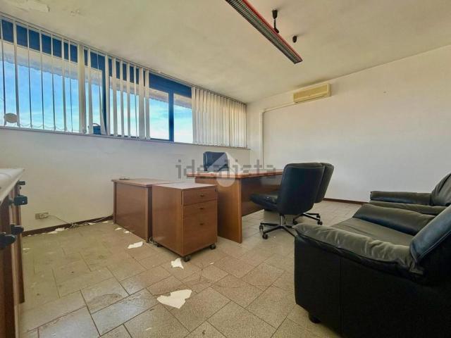 Ufficio in vendita di 70 m² in Via Edilio Raggio, 87