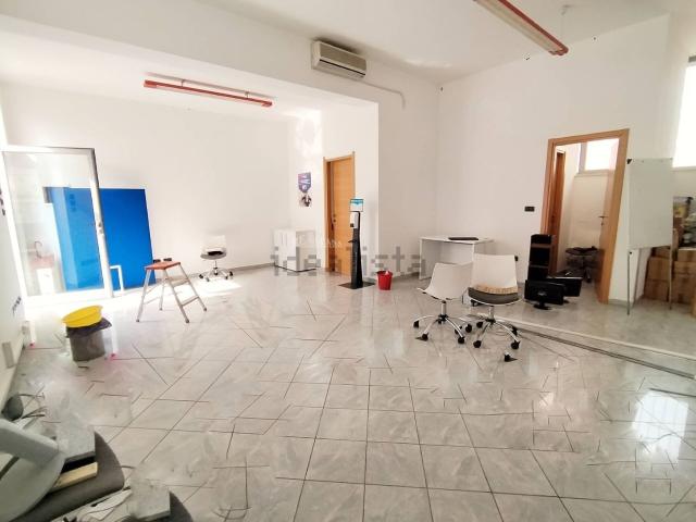 Ufficio in vendita di 70 m² in Via Val Cuvia