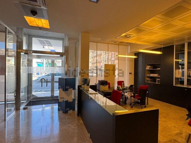 Ufficio in vendita di 710 m²