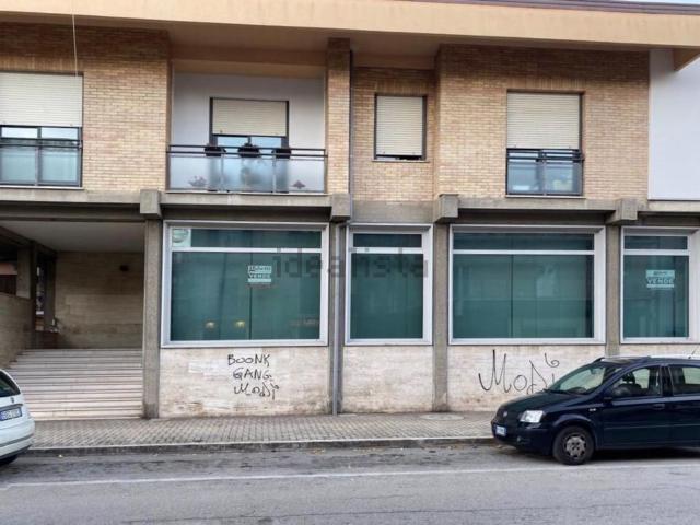 Ufficio in vendita di 730 m² in Via del Mare, 7