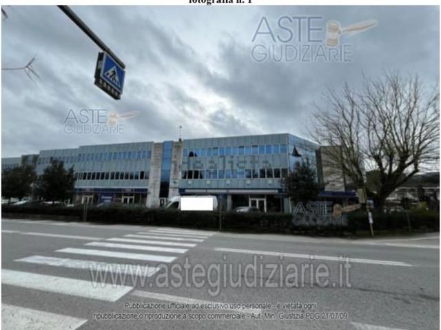 Ufficio in vendita di 731 m² in Via Lucchese, 1