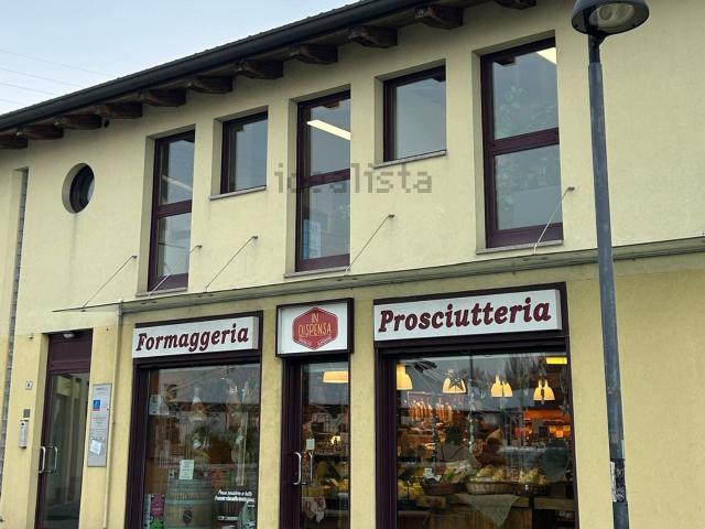 Ufficio in vendita di 74 m² in Via degli Alpini, 6