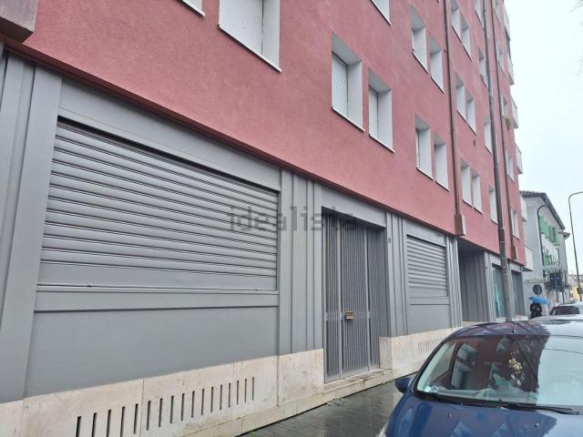 Ufficio in vendita di 758 m² in Via Francesco di Toppo, 31