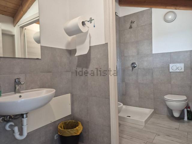 Ufficio in vendita di 75 m² in Via Varesche, 36