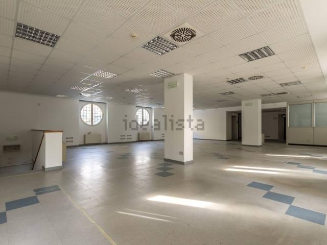 Ufficio in vendita di 762 m² in Via Francesco Crispi, 8