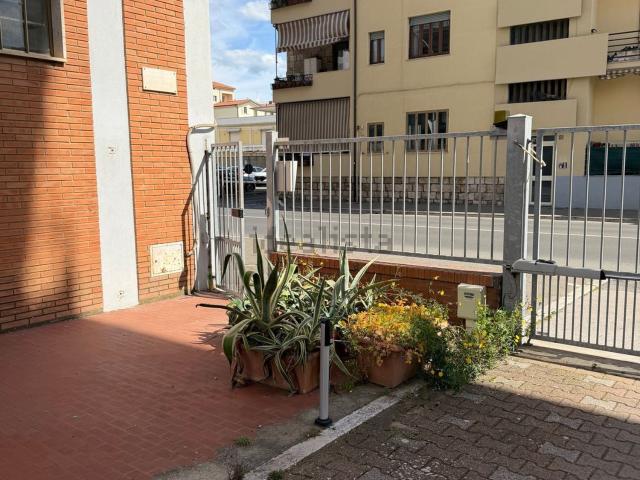 Ufficio in vendita di 77 m² in Via Aurelia Nord