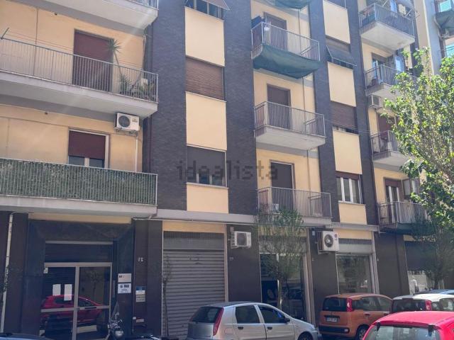Ufficio in vendita di 77 m² in Via Don Carlo de Cardona, 12