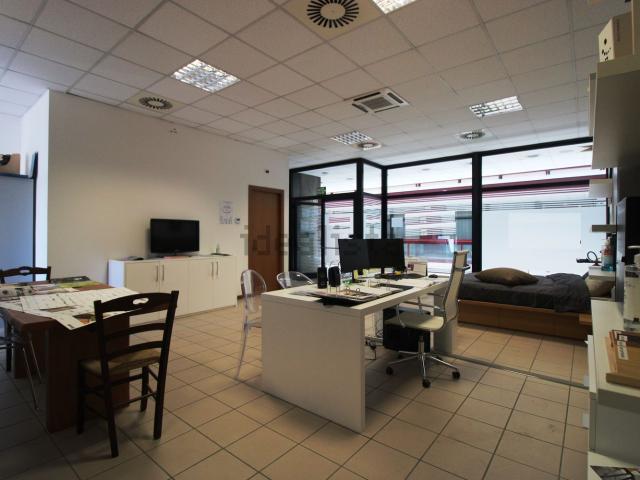 Ufficio in vendita di 77 m² in Viale dell&apos Industria