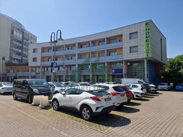 Ufficio in vendita di 78 m² in Via Gattamelata, 134