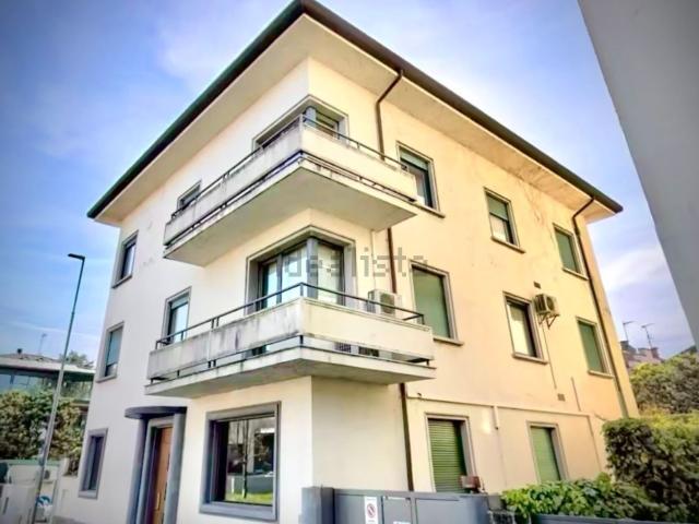 Ufficio in vendita di 825 m² in Via Fabio Asquini