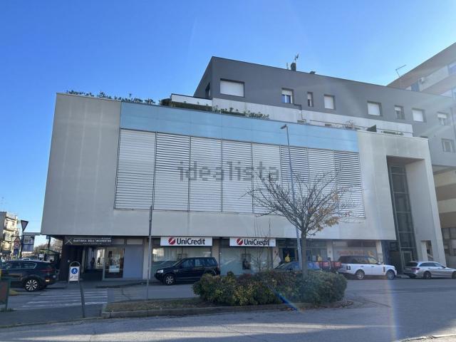 Ufficio in vendita di 80 m² in Via V. Alfieri, 2
