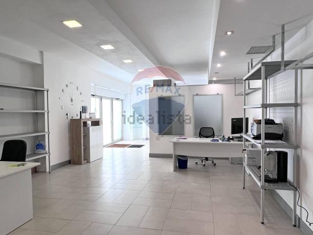 Ufficio in vendita di 81 m² in Via Monti Iblei, 1