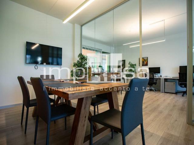 Ufficio in vendita di 81 m² in Via Simonetti, 10
