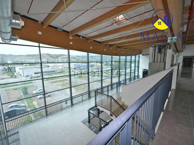Ufficio in vendita di 82 m² in Via Mutilati del Lavoro, 106