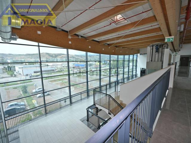 Ufficio in vendita di 85 m² in Via Mutilati del Lavoro, 106