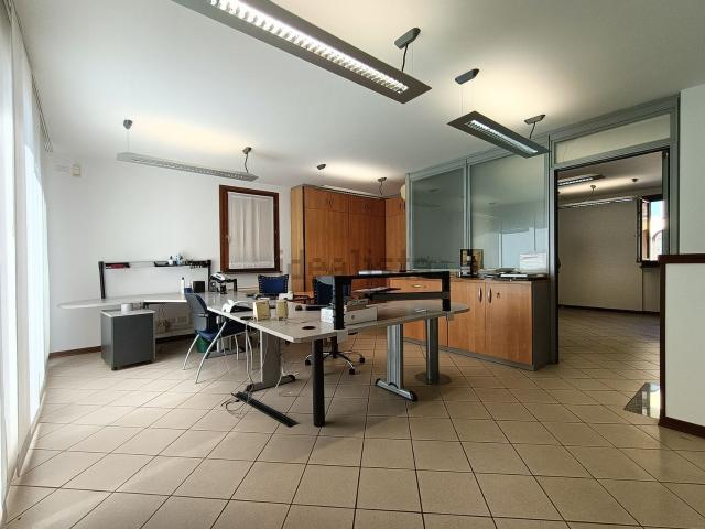 Ufficio in vendita di 85 m² in Via Principale