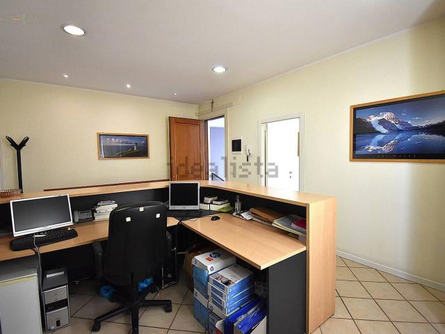 Ufficio in vendita di 86 m² in Via Monte San Michele