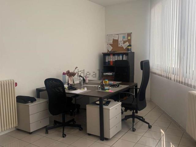 Ufficio in vendita di 87 m² in Via Antonio e Leonida Valentini, 11