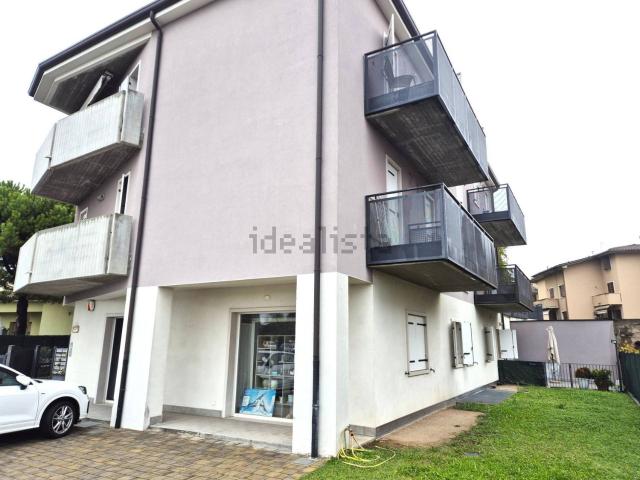 Ufficio in vendita di 88 m² in Via Valpolicella, 49