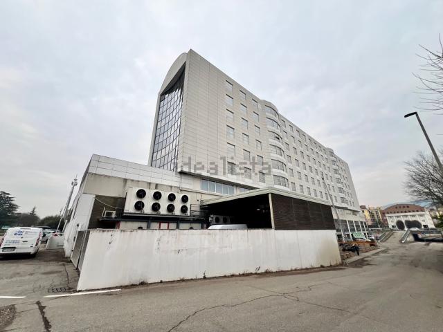 Ufficio in vendita di 89 m² in Via Ca&apos  di Cozzi, 41