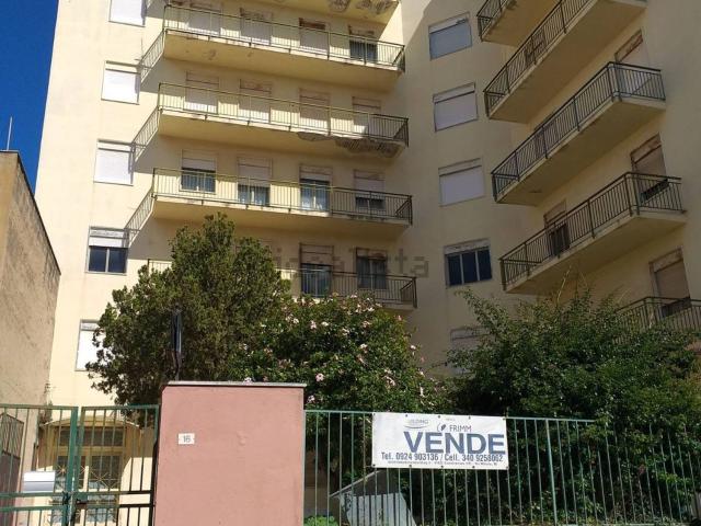Ufficio in vendita di 900 m² in Via IV Novembre