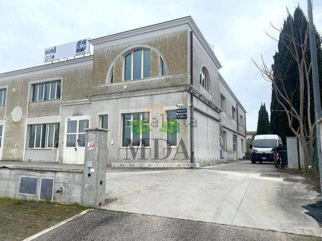 Ufficio in vendita di 900 m² in Via Vibrata