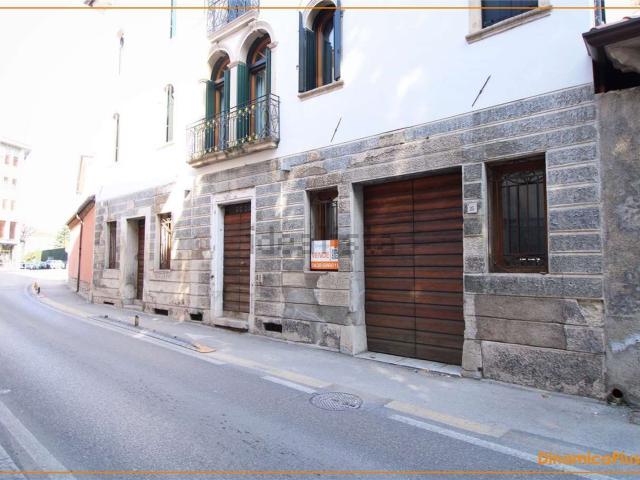 Ufficio in vendita di 90 m² in Via Rizzera