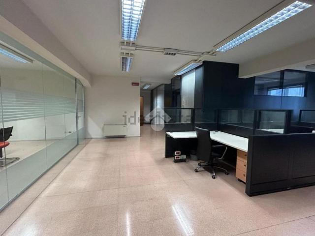 Ufficio in vendita di 910 m² in Piazza A. de Gasperi, 34