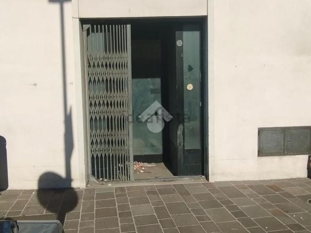 Ufficio in vendita di 92 m² in Via G.Garibaldi, 136