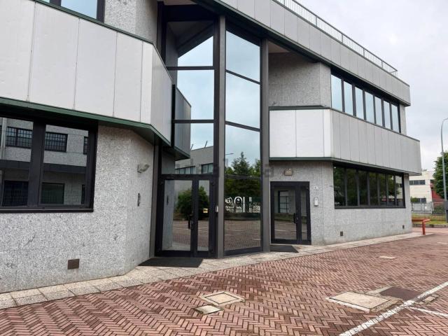 Ufficio in vendita di 950 m² in Via Maestri del Lavoro