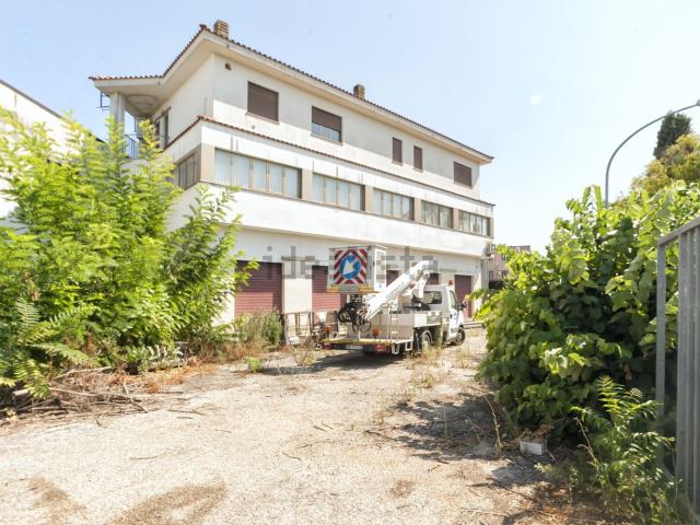 Ufficio in vendita di 950 m² in Via Nicola Mammarella, 39