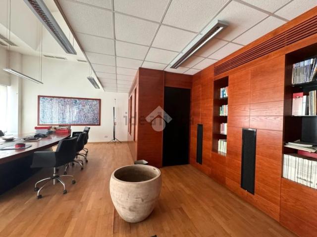 Ufficio in vendita di 95 m² in Via Don C. Merlin, 9