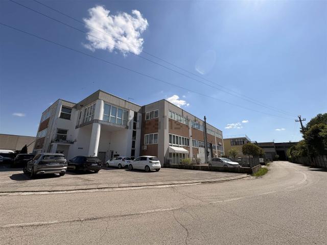 Ufficio in vendita di 95 m² in Via Ticino, 7
