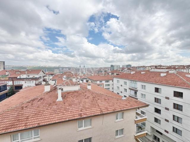 Ufuktepe'de Cadde Üzeri Merkezi Konumda Manzaralı 2+1 Daire