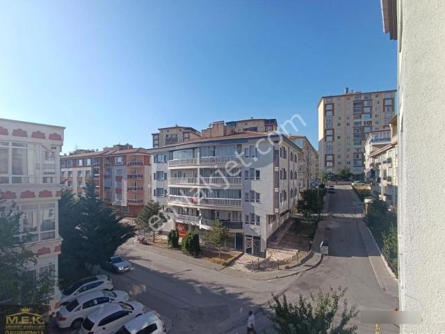 Ufuktepe'de Cadde Yakını Üç Balkonlu Üç Cepheli 3+1