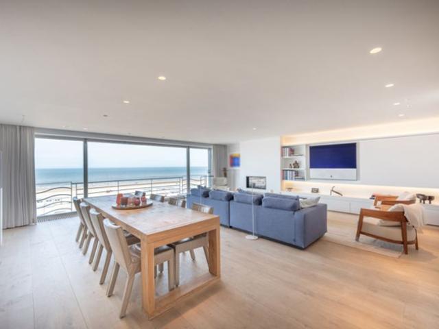 Uitzonderlijk breed appartement op de zeedijk Zoute