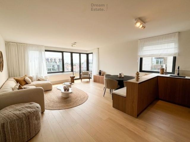 Uitzonderlijk Gerenoveerd Hoekappartement op de Graaf d'U.