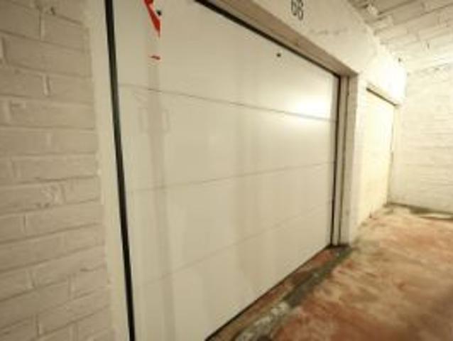 Uitzonderlijk ruime garage in een afgesloten complex