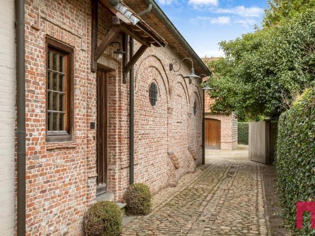 Uitzonderlijke woning te koop voor 1150000 euro met 4 slaapkamers