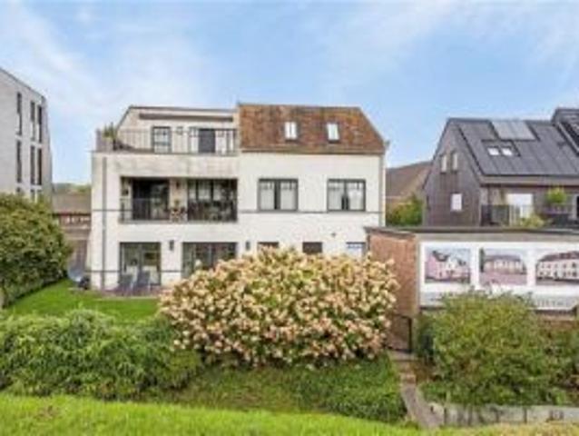 Uitzonderlijke Duplex met zicht op kanaal, garage, carport e
