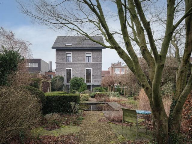 Uitzonderlijke opportuniteit Sint Amandsberg – ‘Villa Bromelia’ Statige en ruime woning 437m2 bvo met een prachtig aangelegd