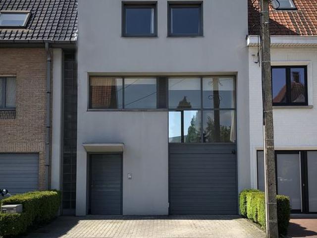 Uit de hand te koop: stijlvolle rijwoning type bel etage
